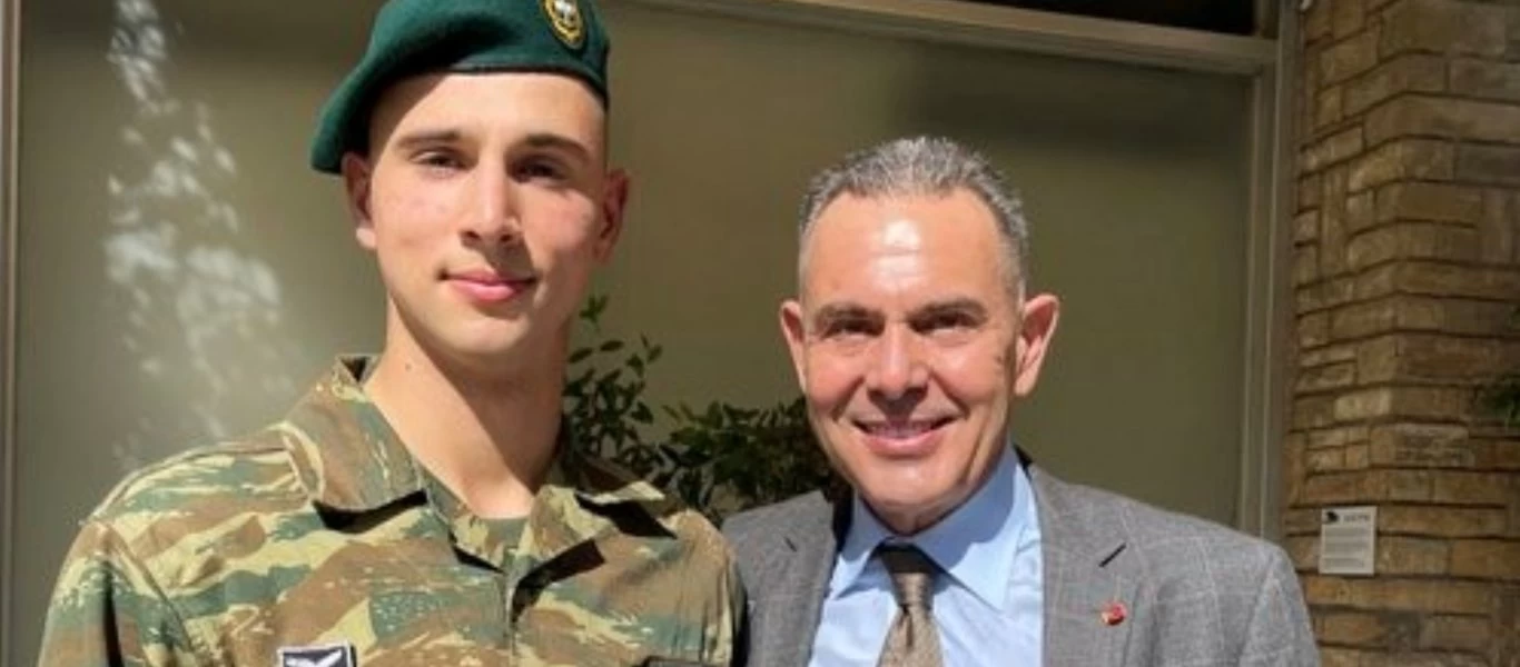 Πάνος Καμμένος: Ποζάρει περήφανος δίπλα στον καταδρομέα γιο του (φωτό)